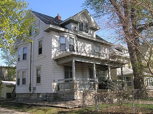 4 bed, $2,100 — Photo 1
