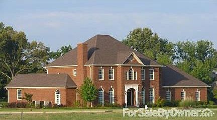 Sturdy Southern Style Living : Swimming pool, clubhouse & tennis courts located behind and across th