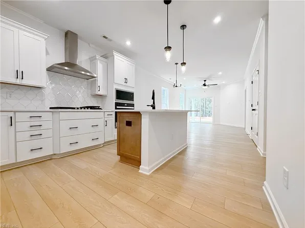 1527 Waltham Ln, Newport News, VA 23608