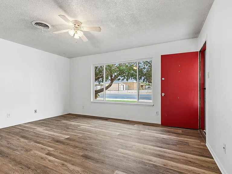 1405 Oregon Ave #B — Photo 10