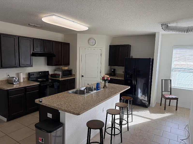 Charming 6BR/3BA Home with Fenced Yard and Modern Appliances in Davenport, FL — Photo 2