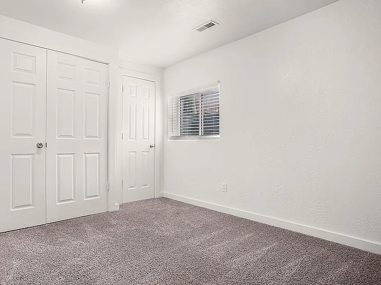 Townhouse Basement Room/Laundry