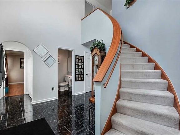3rd image of 503 Grandshire Dr
