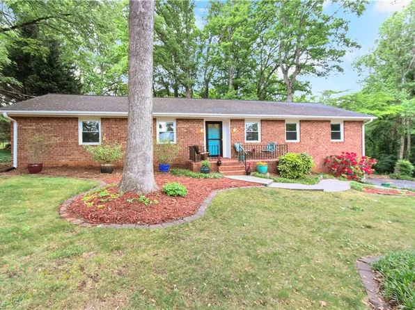 6834 Rollingwood Dr, Clemmons, NC 27012