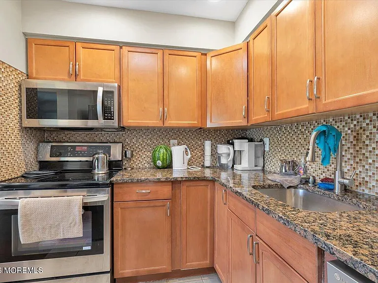 119 Avery Ave #J27 — Photo 9