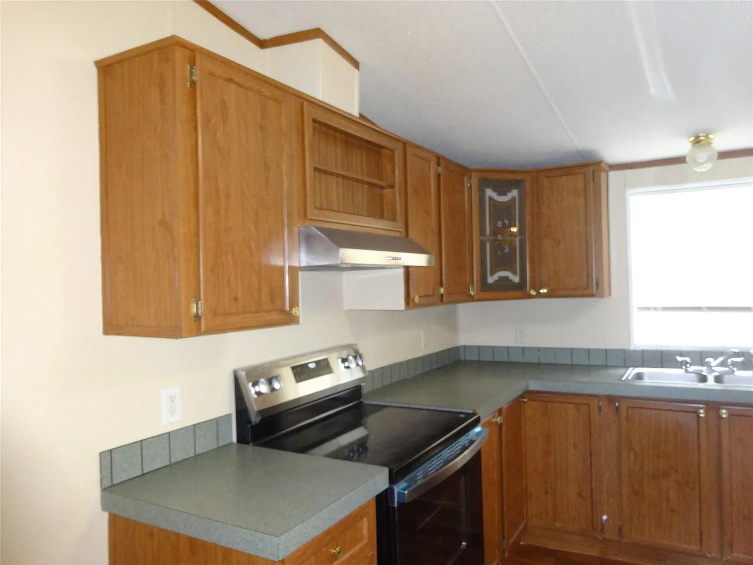 4 bed, 2.0 bath, 2128 sqft, $1,600 — Photo 4
