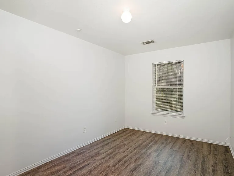 2907 La Salle St — Photo 9