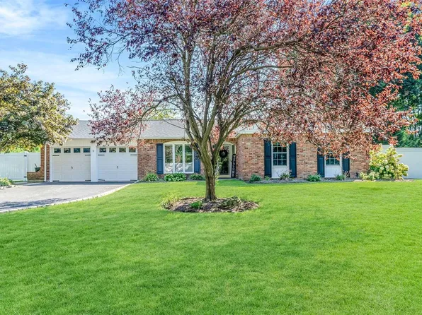 9 Sevilla Walk, Mount Sinai, NY 11766
