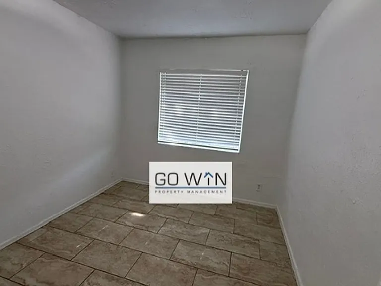 2617 E Portland St — Photo 8
