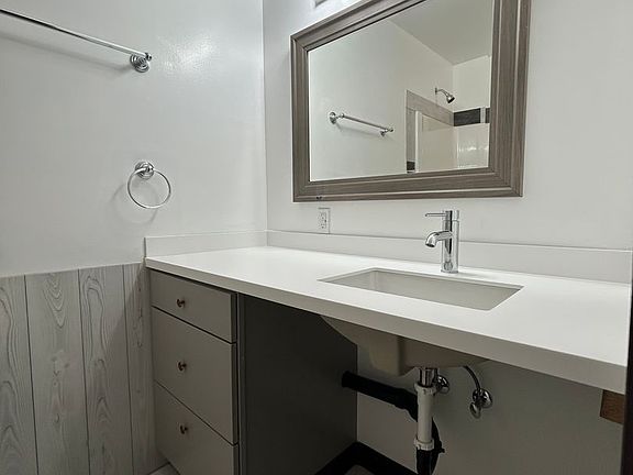 4th image of 2727 Park Way #2