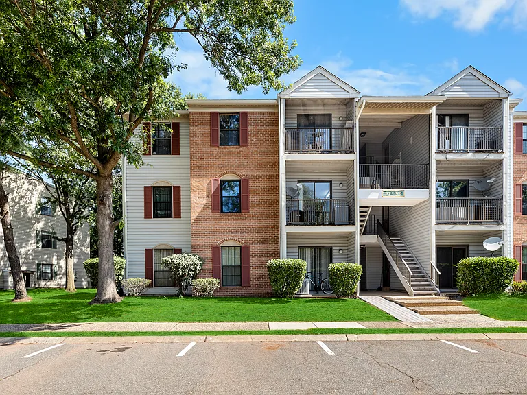 61 Canterbury Ct — Photo 2