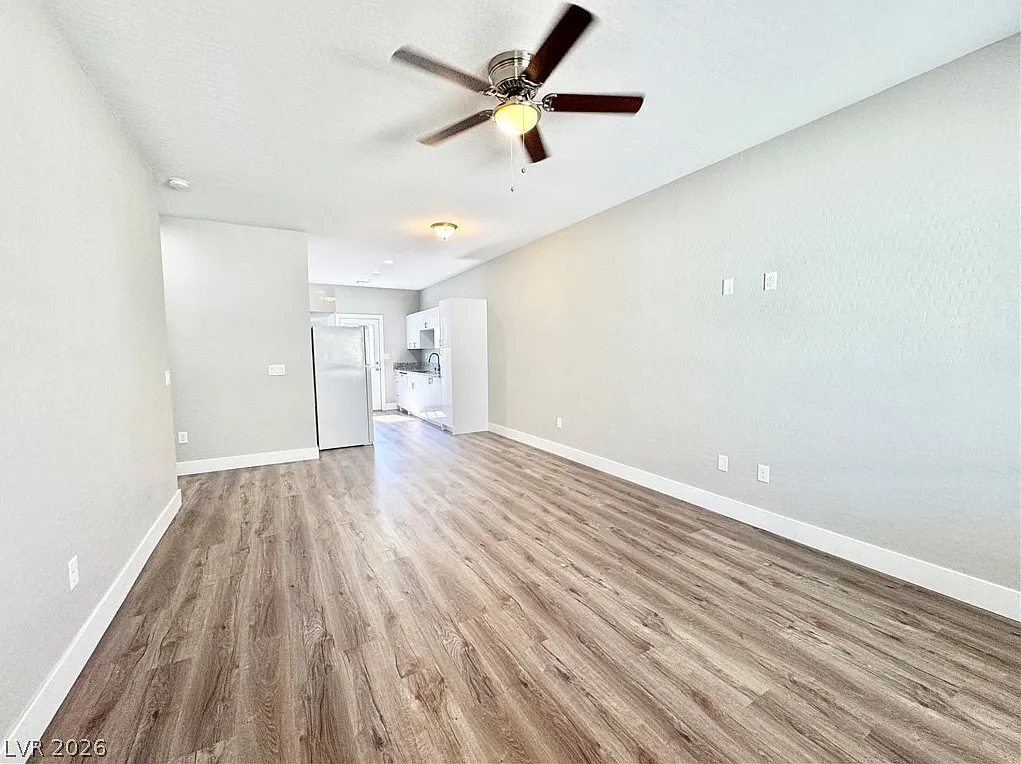 3 bed, 2.0 bath, 2204 sqft, $1,300 — Photo 3