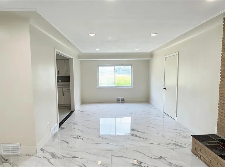 38803 Ecorse Rd — Photo 9
