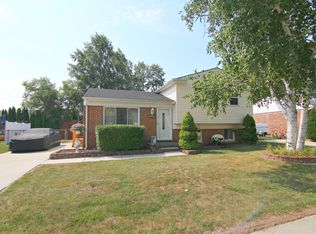 22285 Birch St, Woodhaven, MI 48183