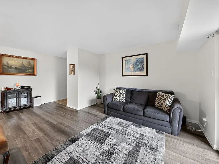 521 Valley Dr #521 — Photo 2