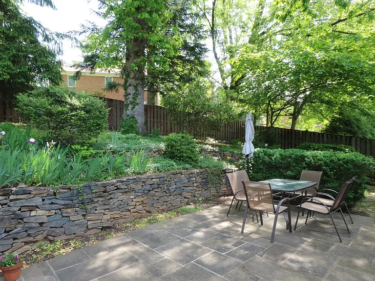 6703 Rannoch Rd — Photo 43