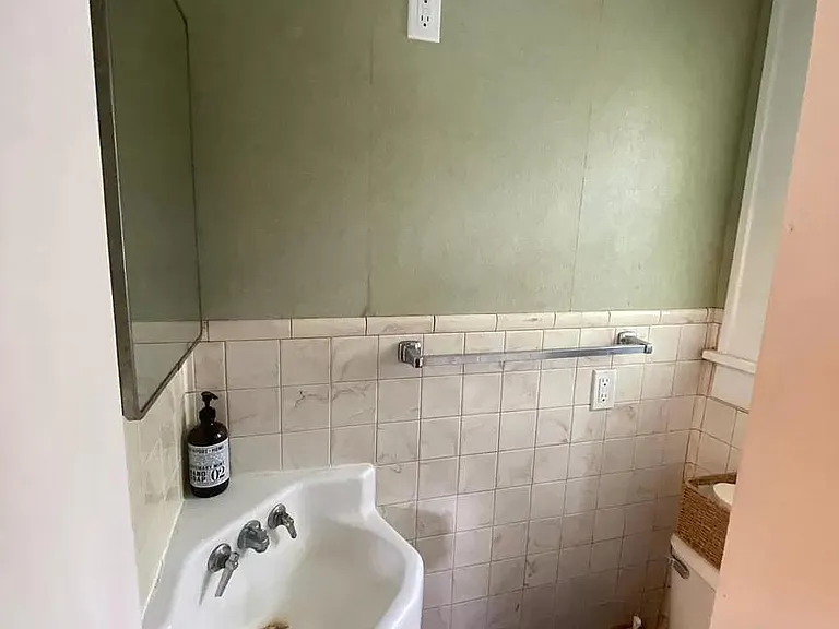 209 E Lutz Ave — Photo 3