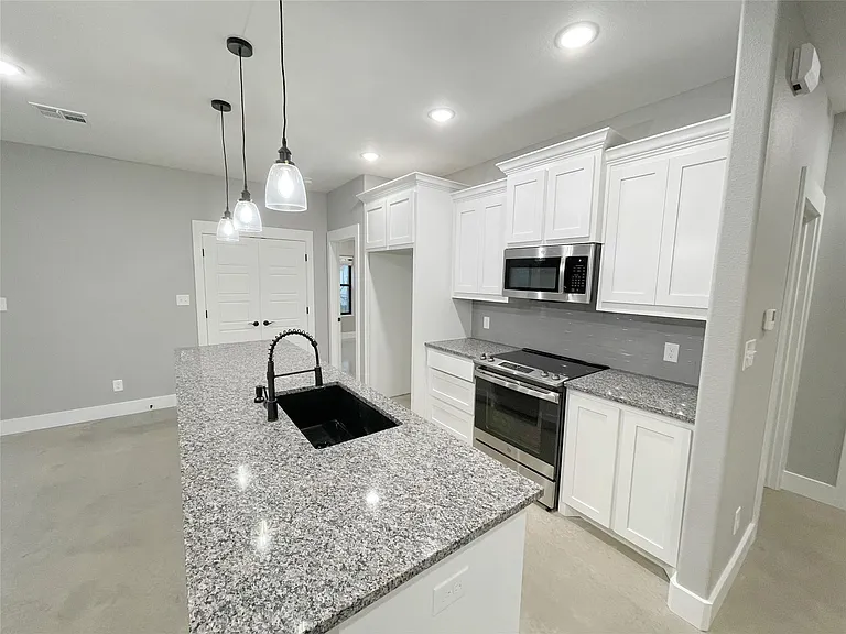 122 E Harrison St — Photo 5
