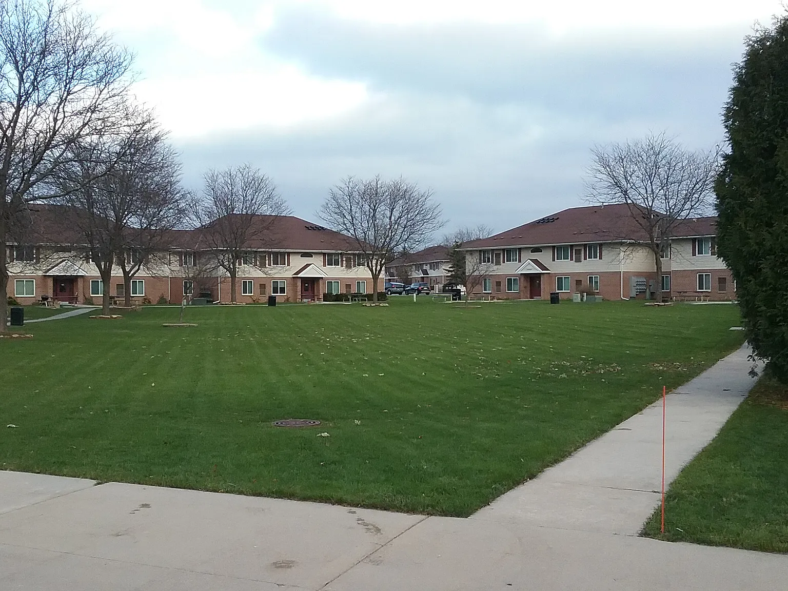 Adams Court Apartments — Photo 2
