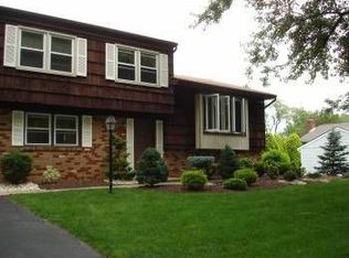 9 Foxcroft Dr, Marlboro, NJ 07746