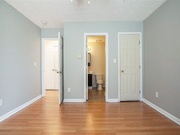 4th image of 3838 Meadow Creek Dr