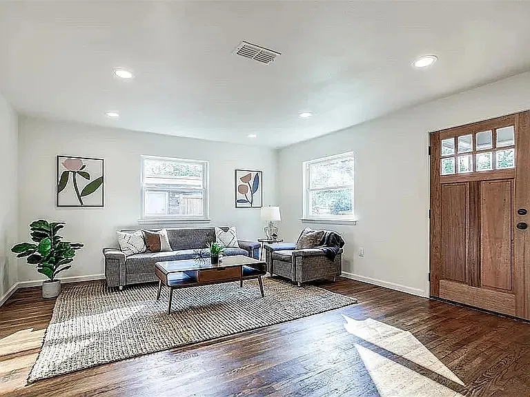 3 bed, 1145 sqft, $2,450 — Photo 2