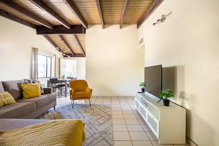 2401 N Jordan Dr — Photo 24