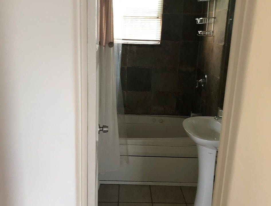1st image of 3001 Bagley Ave #3001