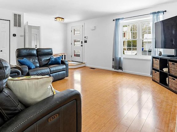 5th image of 20550 Neerwinder St