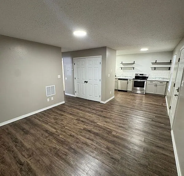 1138 E Walnut St #2 — Photo 3