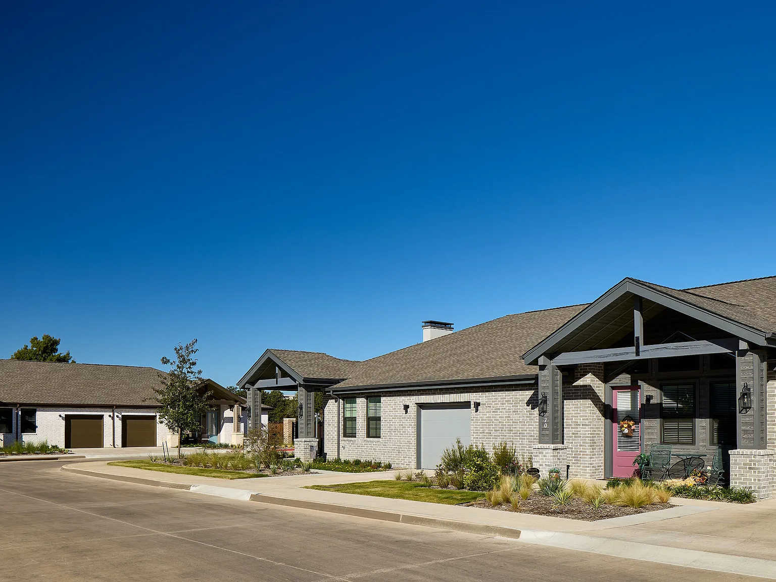 Avenida Carrollton - 55+ Active Adult Apartment Homes — Photo 4