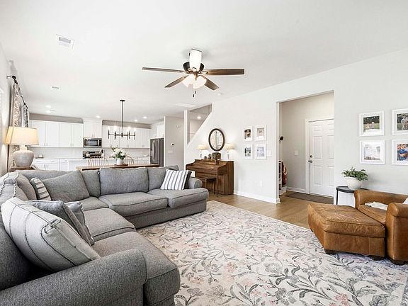 4th image of 320 Lavinia Cir