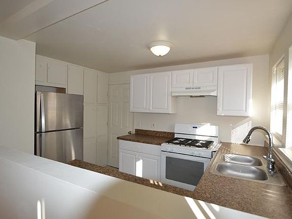 4th image of 2487 Willow Beach St