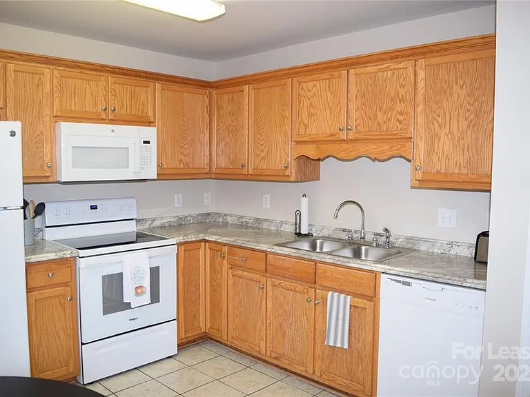 2240 15th Ave NE #102 — Photo 4