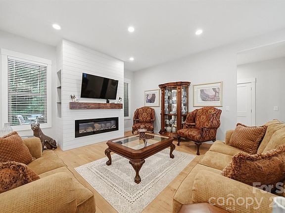 4th image of 2630 36th Ave NE