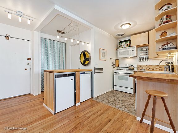 5th image of 515 W Wrightwood Ave APT 501