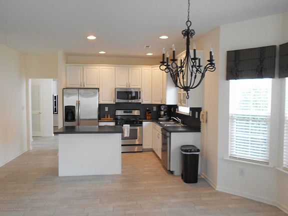 4th image of 12 Margaux Dr