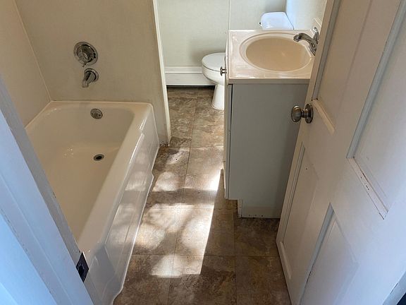 4th image of 39 Lonsdale St APT B