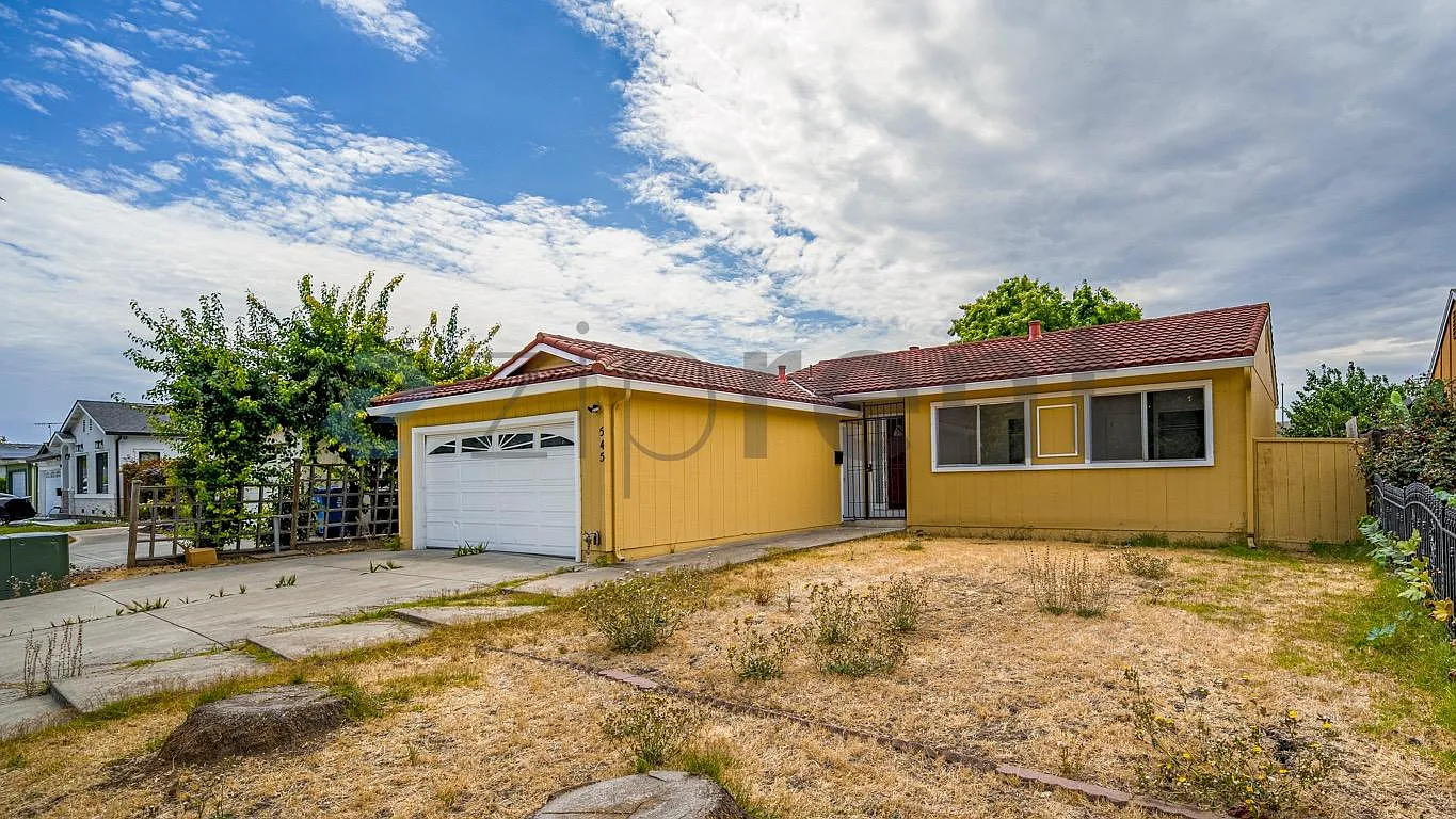 3 bed, 960 sqft, $4,052 — Photo 1