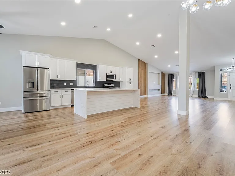 9171 W Viking Rd — Photo 1