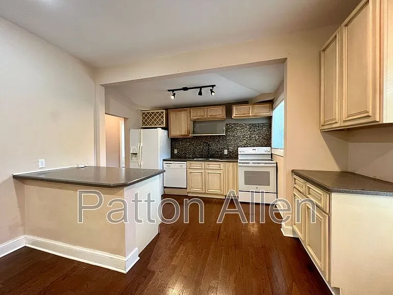 114 Clingman Ave — Photo 5