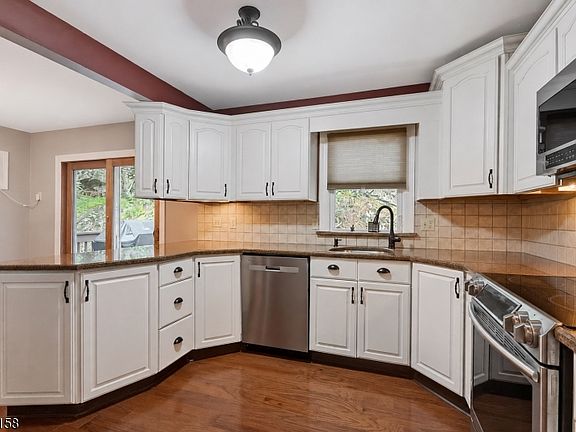 2nd image of 109 Valley View Trl