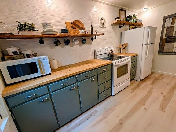 5th image of 426 Bench St
