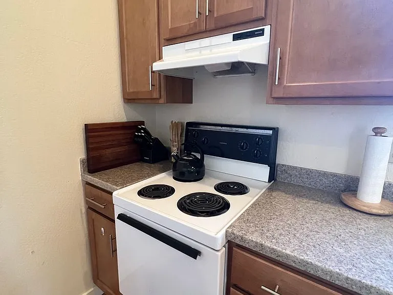 Furnished one Bedroom Apartment on 27 Acre Estate | Available Now — Photo 9
