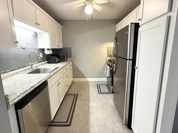 3 Greenbriar Dr APT 204, North Reading, MA 01864