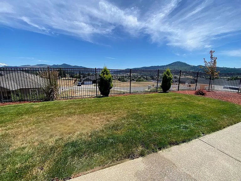 912 Medina Ave — Photo 13