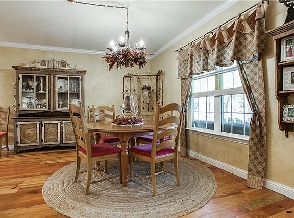 4th image of 1029 Oak Holw