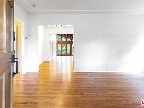 3rd image of 3614 S Barrington Ave