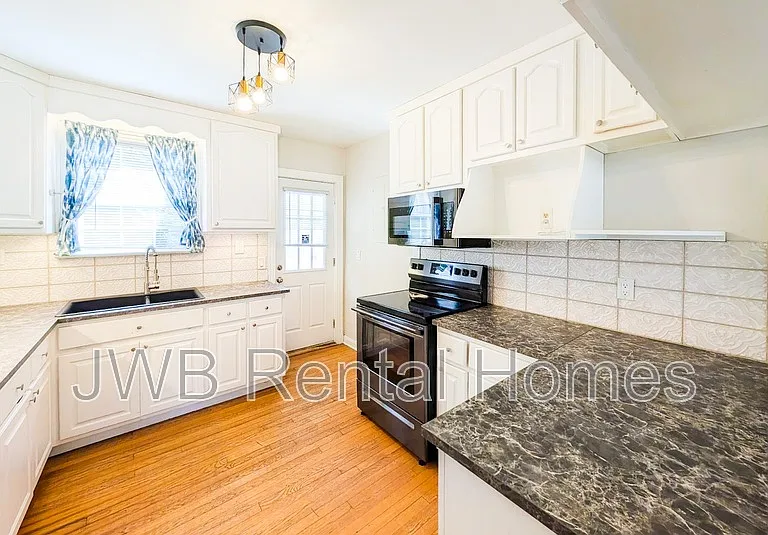 2245 Lake Shore Blvd — Photo 2