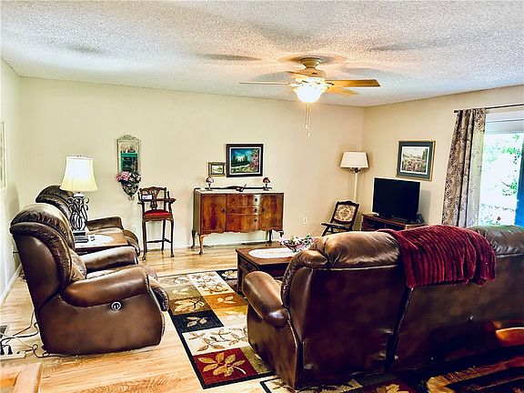 5th image of 35 Estes Dr
